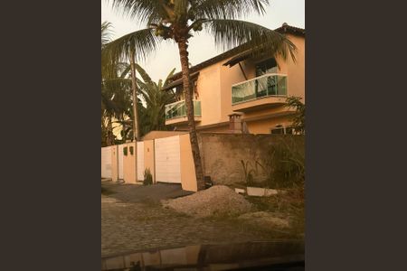 Casa de condomínio para alugar com 180m², 3 quartos e 1 vaga Casa de condomínio para alugar com 180m², 3 quartos e 1 vagaFachada