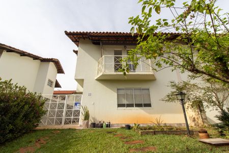 Casa de condomínio para alugar com 104m², 3 quartos e 2 vagas Casa de condomínio para alugar com 104m², 3 quartos e 2 vagasFachada
