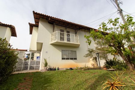 Casa de condomínio para alugar com 104m², 3 quartos e 2 vagas Casa de condomínio para alugar com 104m², 3 quartos e 2 vagasFachada