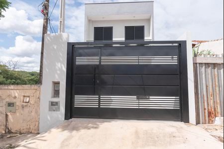 Casa à venda com 137m², 3 quartos e 2 vagas Casa à venda com 137m², 3 quartos e 2 vagasFachada
