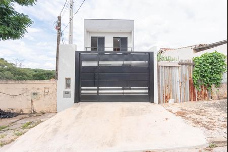 Casa à venda com 137m², 3 quartos e 2 vagas Casa à venda com 137m², 3 quartos e 2 vagasFachada