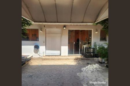Casa à venda com 300m², 4 quartos e 4 vagasFoto 01