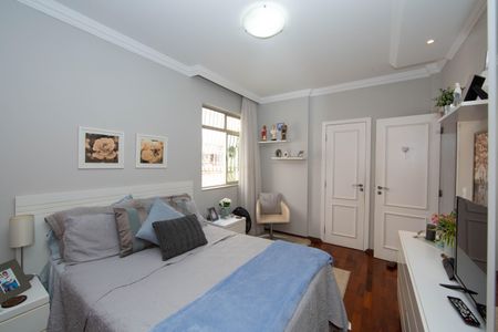 Apartamento à venda com 200m², 5 quartos e 2 vagas Apartamento à venda com 200m², 5 quartos e 2 vagasQUARTO2