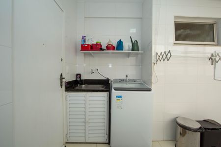 Apartamento à venda com 200m², 5 quartos e 2 vagas Apartamento à venda com 200m², 5 quartos e 2 vagasAREA DE SEERVICO