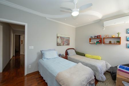 Apartamento à venda com 200m², 5 quartos e 2 vagas Apartamento à venda com 200m², 5 quartos e 2 vagasQUARTO1