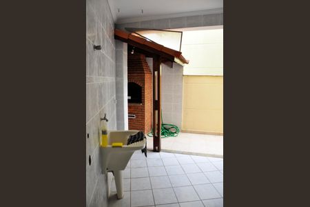Casa para alugar com 200m², 3 quartos e 3 vagas Casa para alugar com 200m², 3 quartos e 3 vagasDetalhe - Quintal com Churrasqueira