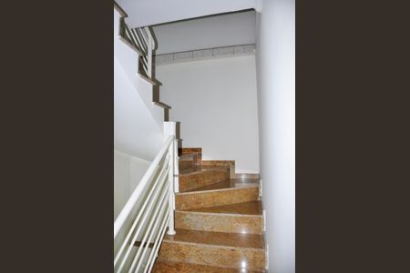 Casa para alugar com 200m², 3 quartos e 3 vagas Casa para alugar com 200m², 3 quartos e 3 vagasDetalhe - Escada Sótão