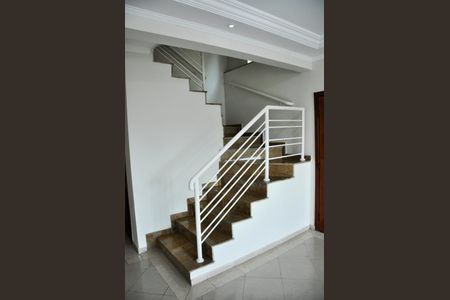 Casa para alugar com 200m², 3 quartos e 3 vagas Casa para alugar com 200m², 3 quartos e 3 vagasDetalhe - Escada Quartos