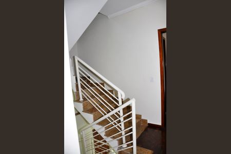 Casa para alugar com 200m², 3 quartos e 3 vagas Casa para alugar com 200m², 3 quartos e 3 vagasDetalhe - Escada Sótão