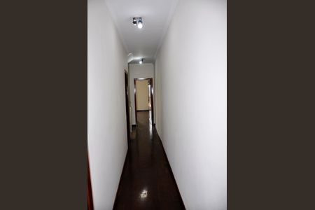 Casa para alugar com 200m², 3 quartos e 3 vagas Casa para alugar com 200m², 3 quartos e 3 vagasDetalhe - Corredor Quartos