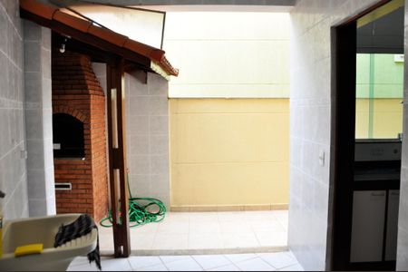 Casa para alugar com 200m², 3 quartos e 3 vagas Casa para alugar com 200m², 3 quartos e 3 vagasDetalhe - Quintal com Churrasqueira