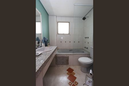 Apartamento à venda com 120m², 2 quartos e 2 vagas Apartamento à venda com 120m², 2 quartos e 2 vagasBanheiro da Suíte