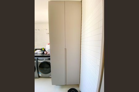 Apartamento à venda com 232m², 4 quartos e 3 vagas Apartamento à venda com 232m², 4 quartos e 3 vagasÁrea de Serviço