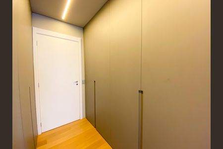Apartamento à venda com 232m², 4 quartos e 3 vagas Apartamento à venda com 232m², 4 quartos e 3 vagasCloset Suíte 2