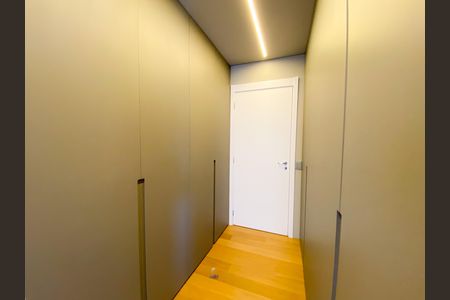 Apartamento à venda com 232m², 4 quartos e 3 vagas Apartamento à venda com 232m², 4 quartos e 3 vagasCloset Suíte 2