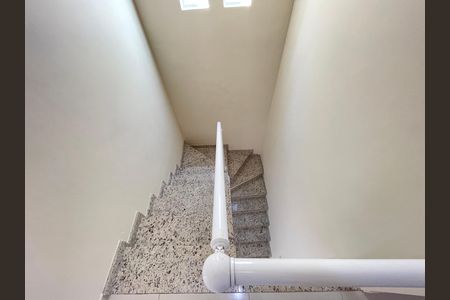 Casa para alugar com 200m², 3 quartos e 4 vagas Casa para alugar com 200m², 3 quartos e 4 vagasEscada