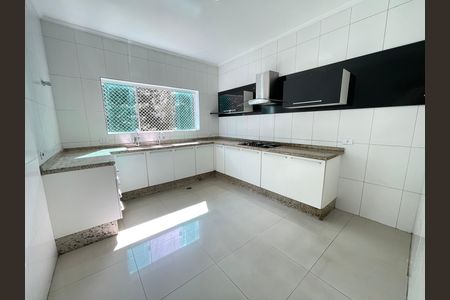 Casa para alugar com 200m², 3 quartos e 4 vagas Casa para alugar com 200m², 3 quartos e 4 vagasCozinha
