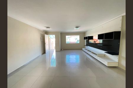 Casa para alugar com 200m², 3 quartos e 4 vagas Casa para alugar com 200m², 3 quartos e 4 vagasSala