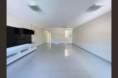 Sala de casa para alugar com 3 quartos, 200m² em Jardim das Vertentes, São Paulo