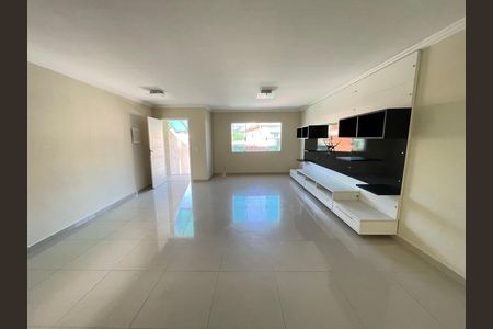 Sala de casa para alugar com 3 quartos, 200m² em Jardim das Vertentes, São Paulo
