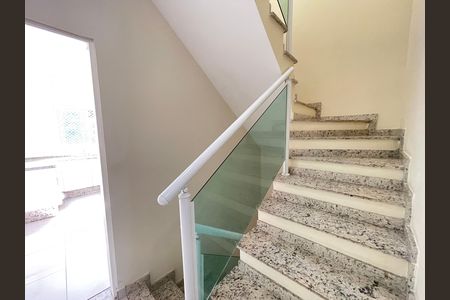 Casa para alugar com 200m², 3 quartos e 4 vagas Casa para alugar com 200m², 3 quartos e 4 vagasEscada