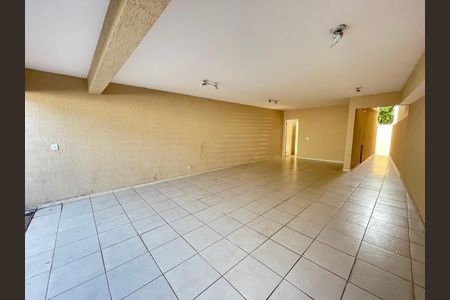 Casa para alugar com 200m², 3 quartos e 4 vagas Casa para alugar com 200m², 3 quartos e 4 vagasGaragem