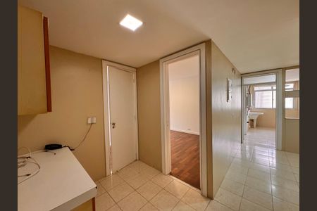 Apartamento para alugar com 260m², 4 quartos e 2 vagas Apartamento para alugar com 260m², 4 quartos e 2 vagasCozinha e Área de Serviço