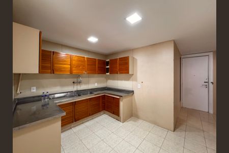 Apartamento para alugar com 260m², 4 quartos e 2 vagas Apartamento para alugar com 260m², 4 quartos e 2 vagasCozinha e Área de Serviço
