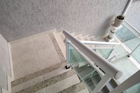 Casa de condomínio à venda com 290m², 4 quartos e 1 vaga Casa de condomínio à venda com 290m², 4 quartos e 1 vagaEscada
