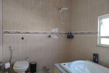 Casa de condomínio à venda com 290m², 4 quartos e 1 vaga Casa de condomínio à venda com 290m², 4 quartos e 1 vagaBanheiro da Suíte