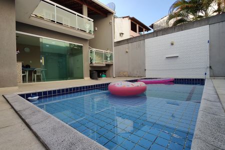 Casa de condomínio à venda com 290m², 4 quartos e 1 vaga Casa de condomínio à venda com 290m², 4 quartos e 1 vagaPiscina