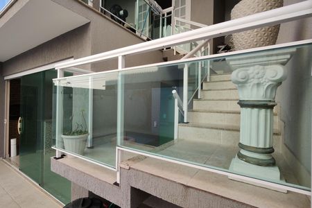 Casa de condomínio à venda com 290m², 4 quartos e 1 vaga Casa de condomínio à venda com 290m², 4 quartos e 1 vagaEscada