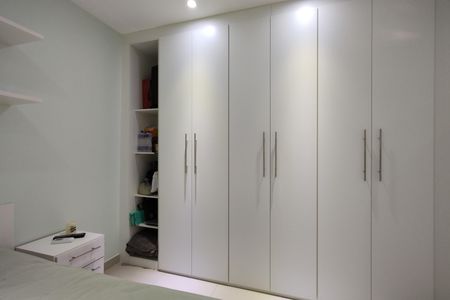 Casa de condomínio à venda com 290m², 4 quartos e 1 vaga Casa de condomínio à venda com 290m², 4 quartos e 1 vagaQuarto 2 - Armários