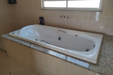Casa de condomínio à venda com 290m², 4 quartos e 1 vaga Casa de condomínio à venda com 290m², 4 quartos e 1 vagaBanheiro da Suíte