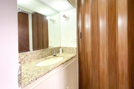 Banheiro de apartamento para alugar com 1 quarto, 50m² em Funcionários, Belo Horizonte