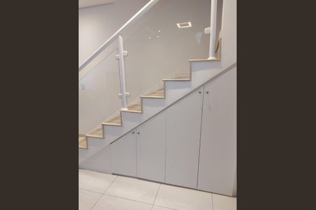 Casa de condomínio à venda com 125m², 3 quartos e 2 vagas Casa de condomínio à venda com 125m², 3 quartos e 2 vagasEscada