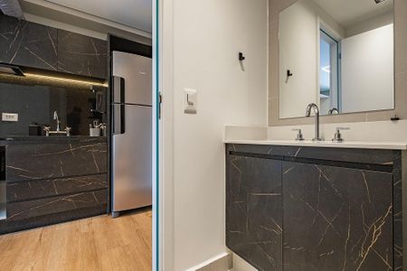 Banheiro de kitnet/studio à venda com 1 quarto, 27m² em Pinheiros, São Paulo