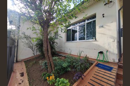 Casa para alugar com 330m², 4 quartos e 3 vagas Casa para alugar com 330m², 4 quartos e 3 vagasFachada