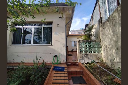 Casa para alugar com 330m², 4 quartos e 3 vagas Casa para alugar com 330m², 4 quartos e 3 vagasFachada
