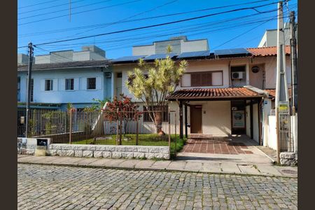 Casa para alugar com 220m², 2 quartos e 2 vagasFachada