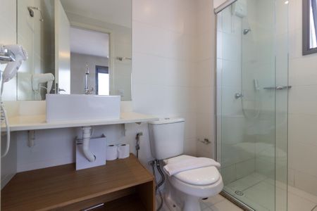 Banheiro de kitnet/studio para alugar com 1 quarto, 25m² em Pinheiros, São Paulo