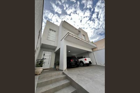 Casa à venda com 200m², 3 quartos e 2 vagas Casa à venda com 200m², 3 quartos e 2 vagasFachada