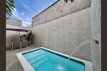 Casa à venda com 200m², 3 quartos e 2 vagas Casa à venda com 200m², 3 quartos e 2 vagasQuintal