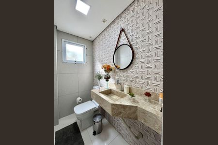 Casa à venda com 200m², 3 quartos e 2 vagas Casa à venda com 200m², 3 quartos e 2 vagasBanheiro