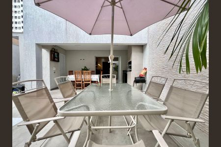 Casa à venda com 200m², 3 quartos e 2 vagas Casa à venda com 200m², 3 quartos e 2 vagasQuintal