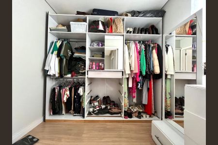 Casa à venda com 200m², 3 quartos e 2 vagas Casa à venda com 200m², 3 quartos e 2 vagasCloset suíte 1