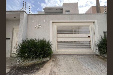 Casa à venda com 200m², 3 quartos e 2 vagas Casa à venda com 200m², 3 quartos e 2 vagasFachada
