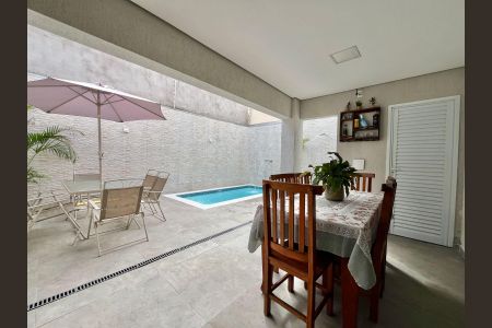 Casa à venda com 200m², 3 quartos e 2 vagas Casa à venda com 200m², 3 quartos e 2 vagasQuintal