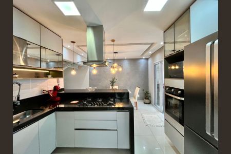 Casa à venda com 200m², 3 quartos e 2 vagas Casa à venda com 200m², 3 quartos e 2 vagasCozinha