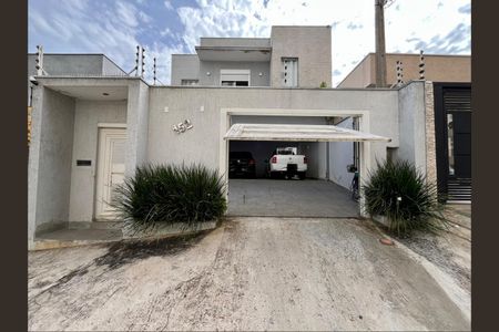 Casa à venda com 200m², 3 quartos e 2 vagas Casa à venda com 200m², 3 quartos e 2 vagasFachada